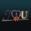Napis 3D „I love you” z podświetlanym sercem LED, dekoracja świetlna na metalowej podstawie, jasne kontury liter i czerwone serce, aranżacja do zdjęć w przestrzeni publicznej.