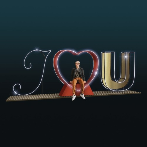 Napis 3D „I love you” z podświetlanym sercem LED, dekoracja świetlna na metalowej podstawie, jasne kontury liter i czerwone serce, aranżacja do zdjęć w przestrzeni publicznej.
