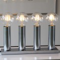 Cztery żarówki LED E27 G95 filament w chromowanej świecznikowej oprawie, ciepłe światło dekoracyjne.