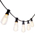 Girlanda ogrodowa z czarnym przewodem i żarówkami LED ST64 4W 2100K z 3-stopniowym ściemnianiem. Żarówki o spiralnym żarniku świecą ciepłym światłem i zawieszone są na białym tle.