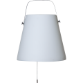 Solarna ogrodowa lampa wisząca LED z białym kloszem i metalowym uchwytem, wyposażona w łańcuszek do włączania i wyłączania, przeznaczona do zawieszenia w ogrodzie, na tarasie lub balkonie.