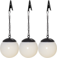 Zestaw solarnych lamp LED w formie kul na łańcuszkach z klipsami, widok produktu na białym tle, dekoracyjne oświetlenie do zawieszenia w ogrodzie lub na balkonie.