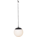 Lampa solarna w kształcie kuli z łańcuszkiem i klipsem montażowym, przedstawiona na białym tle. Widoczny mleczny klosz oraz ciemna górna część obudowy.