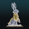 Królik wielkanocny LED 3D – dekoracja świetlna w kształcie siedzącego zająca z kamizelką, iluminacja wielkanocna LED do dekoracji miejskich, parków i galerii handlowych, dekoracja przestrzenna o wysokości około 2,1 m.