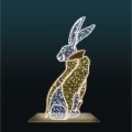 Królik wielkanocny LED 2D siedzący bokiem – dekoracja świetlna przedstawiająca eleganckiego zająca wielkanocnego w kamizelce, iluminacja wielkanocna LED do dekoracji miejskich, parków i galerii handlowych, dekoracja o wysokości około 2,1 m.