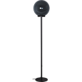 Lampa ogrodowa ORBY o wysokości 150 cm, z dymionym kulistym kloszem i smukłą czarną podstawą, z widoczną świecącą żarówką.