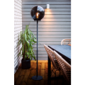 Lampa ogrodowa ORBY o wysokości 150 cm, z dymionym kulistym kloszem i smukłą czarną podstawą, z widoczną świecącą żarówką.
