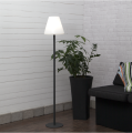 Lampa ogrodowa stojąca KRETA o wysokości 150 cm, z czarną smukłą podstawą i białym kloszem w kształcie ściętego stożka.