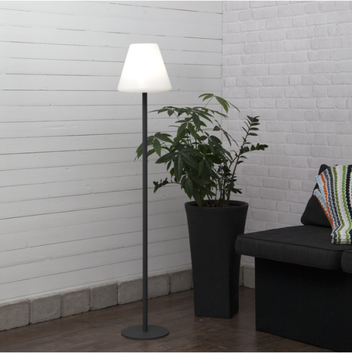 Lampa ogrodowa stojąca KRETA o wysokości 150 cm, z czarną smukłą podstawą i białym kloszem w kształcie ściętego stożka.