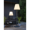 Lampa KRETA z wysokim czarnym metalowym słupkiem, okrągłą podstawą i białym rozszerzającym się ku dołowi kloszem.