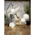 Lampa ogrodowa MALLORCA z okrągłym białym kloszem i smukłą metalową konstrukcją wspartą na pierścieniowej podstawie.