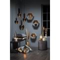 Zestaw dekoracyjnych lamp z żarówkami LED filament w przydymionym szkle, rozmieszczonych na półkach i stolikach, nowoczesna aranżacja wnętrza z ciepłym światłem.