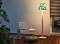 Zielona lampa ogrodowa SWAP LED z kloszem emitującym dekoracyjne światło.