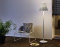 Szara lampa ogrodowa SWAP LED z kloszem emitującym dekoracyjne światło.