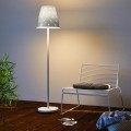 Srebrna lampa ogrodowa SWAP LED 150 cm z wysoką smukłą podstawą i podświetlanym kloszem.