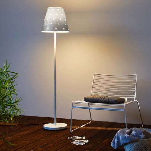 Srebrna lampa ogrodowa SWAP LED 150 cm z wysoką smukłą podstawą i podświetlanym kloszem.