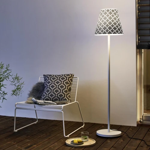 Szara lampa ogrodowa SWAP LED 150 cm z wysoką smukłą podstawą i podświetlanym kloszem.