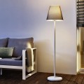 Szara lampa ogrodowa SWAP LED 150 cm z wysoką podstawą i kloszem świecącym ciepłym światłem.