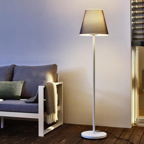 Szara lampa ogrodowa SWAP LED 150 cm z wysoką podstawą i kloszem świecącym ciepłym światłem.
