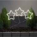 Zestaw trzech dekoracyjnych gwiazdek LED w formie ogrodowych palików. Ciepłe białe światło tworzy nastrojową iluminację wśród roślin, idealną do ozdoby ogrodu, tarasu lub wejścia zimą.