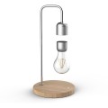 Lampa dekoracyjna LED z drewnianą okrągłą podstawą, smukłym stelażem i trzema źródłami światła.