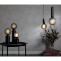 Lampa stołowa TUB z czarnym walcowym korpusem i odsłoniętym źródłem światła umieszczonym u góry.