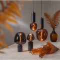 Czarna lampa stołowa TUB z wysoką cylindryczną drewnianą podstawą i dekoracyjną żarówką E27.