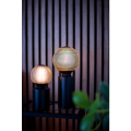 Minimalistyczna lampa TUB z wysoką czarną podstawą w kształcie cylindra i dekoracyjną żarówką.