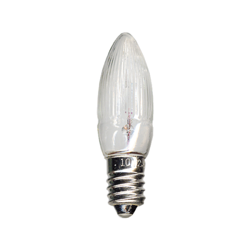 Żarówka do świecznika adwentowego E10 z przezroczystym, ryflowanym kloszem w kształcie płomienia. Widoczne cienkie włókno wewnątrz oraz metalowy gwint E10, fotografia na czarnym tle.