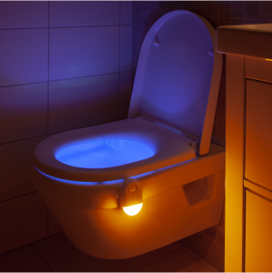 Lampka nocna do toalety LED RGB na baterie z czujnikiem zmierzchu i ruchu