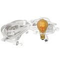 Biały przewód girlandy ogrodowej z oprawkami E27 i żarówką LED TA60 2,5W 2000K z bursztynowego szkła z serii Decoled Amber, emitującą ciepłe światło o dekoracyjnym, spiralnym żarniku.