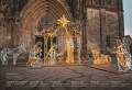 Szopka 3D LED z figurami 2D – Maria, Józef, Anioł, Pasterz, Wół i Osioł – na tle katedry nocą.