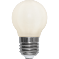 Żarówka LED E27 kulka mleczna ciepła biel, matowe szkło, klasyczny kształt globe, dekoracyjne źródło światła na białym tle.
