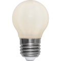 Żarówka LED E27 kulka mleczna ciepła biel, matowe szkło, klasyczny kształt globe, dekoracyjne źródło światła na białym tle.