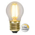Dekoracyjna żarówka LED filament w kształcie kulki z gwintem E27 i funkcją 3-Step Memory. Przezroczysta bańka z czterema filamentami LED emitującymi ciepłe światło do lamp dekoracyjnych i opraw wiszących.