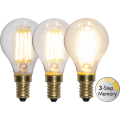 Zestaw trzech dekoracyjnych żarówek LED filament E14 z funkcją 3-Step Memory pokazujący trzy poziomy jasności światła. Żarówki z przezroczystą bańką i filamentami LED emitującymi ciepłe światło.