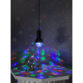 Lampa LED disco zawieszona nad stołem, wielokolorowe światło odbijające się od powierzchni i dekoracji, klimat imprezowy.