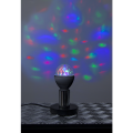 Projektor LED disco ustawiony na podstawie, kolorowe punkty świetlne rozproszone na ścianie i suficie.