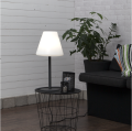Lampa KRETA z białym rozświetlonym kloszem, prostą czarną metalową konstrukcją i płaską okrągłą podstawą.