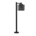 Czarna lampa stojąca SELINUS z dekoracyjną cylindryczną oprawą wykonaną z pionowych elementów.