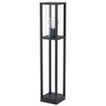 Lampa ogrodowa stojąca CASCINETTA z wysoką czarną konstrukcją i przeszkloną oprawą w górnej części.