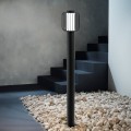 Wysoka lampa ogrodowa RAVELLO z czarnym smukłym słupkiem i cylindrycznym ażurowym kloszem.