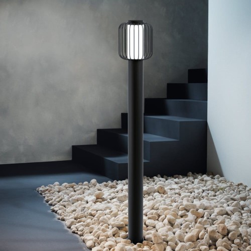 Wysoka lampa ogrodowa RAVELLO z czarnym smukłym słupkiem i cylindrycznym ażurowym kloszem.
