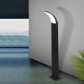 Lampa ogrodowa stojąca LED FIUMICINO z wysokim czarnym słupkiem i charakterystycznie wygiętym panelem świetlnym.
