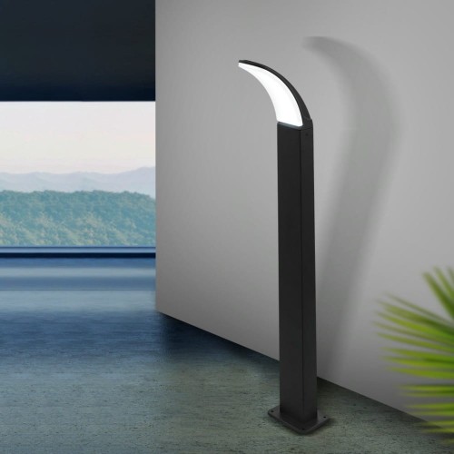 Lampa ogrodowa stojąca LED FIUMICINO z wysokim czarnym słupkiem i charakterystycznie wygiętym panelem świetlnym.
