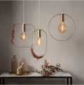 Lampa wisząca SHAPE z mosiężną oprawką E27 i dużą podłużną ramą o zaokrąglonych narożnikach.