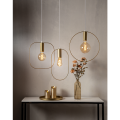 Lampa wisząca SHAPE z cylindryczną złotą oprawką i pionową owalną ramą wokół źródła światła.