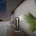Lampa ogrodowa LED NEMBRO z wysoką prostokątną ramą i geometrycznym źródłem światła w górnej części.
