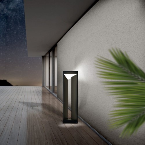 Lampa ogrodowa LED NEMBRO z wysoką prostokątną ramą i geometrycznym źródłem światła w górnej części.