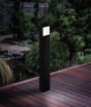 Świecąca lampa ogrodowa stojąca LED MANFRIA 3000 K IP44 zamontowana przy ścieżce ogrodowej.